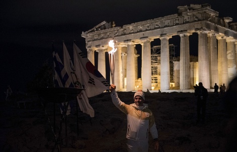 В Афинах хозяевам Олимпиады-2018 передали огонь Игр