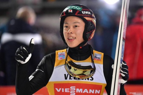 Рёю Кобаяши побеждает на первом этапе «Турне»