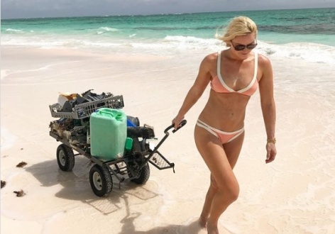 Линси Вонн убрала мусор на пляже 