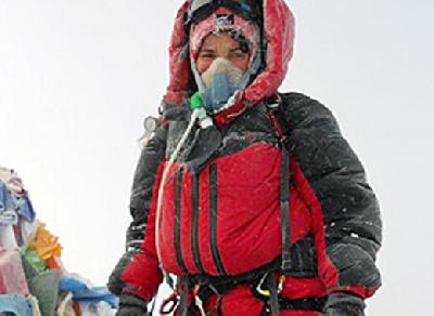 N Caucasus female climber takes 2014 Sochi Games flag to Mount Everest
