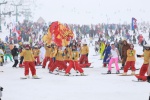 В Шерегеше состоялся костюмированный спуск на лыжах и сноубордах