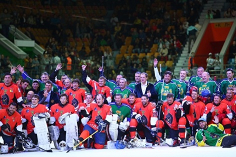 Легков, Алыпов и Дементьев сыграли в благотворительном хоккейном матче