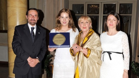 Ester Ledecka presented with Matteo Baumgarten Award