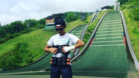 Akito Watabe injures left hand